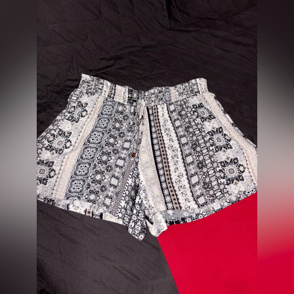 Apt‎ 9. Black, White & Tab Patterned Shorts #1506